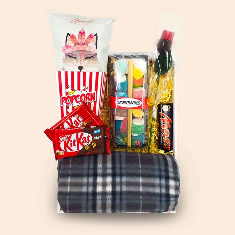 Cesta sorpresa romántica «Manta y peli» image number null